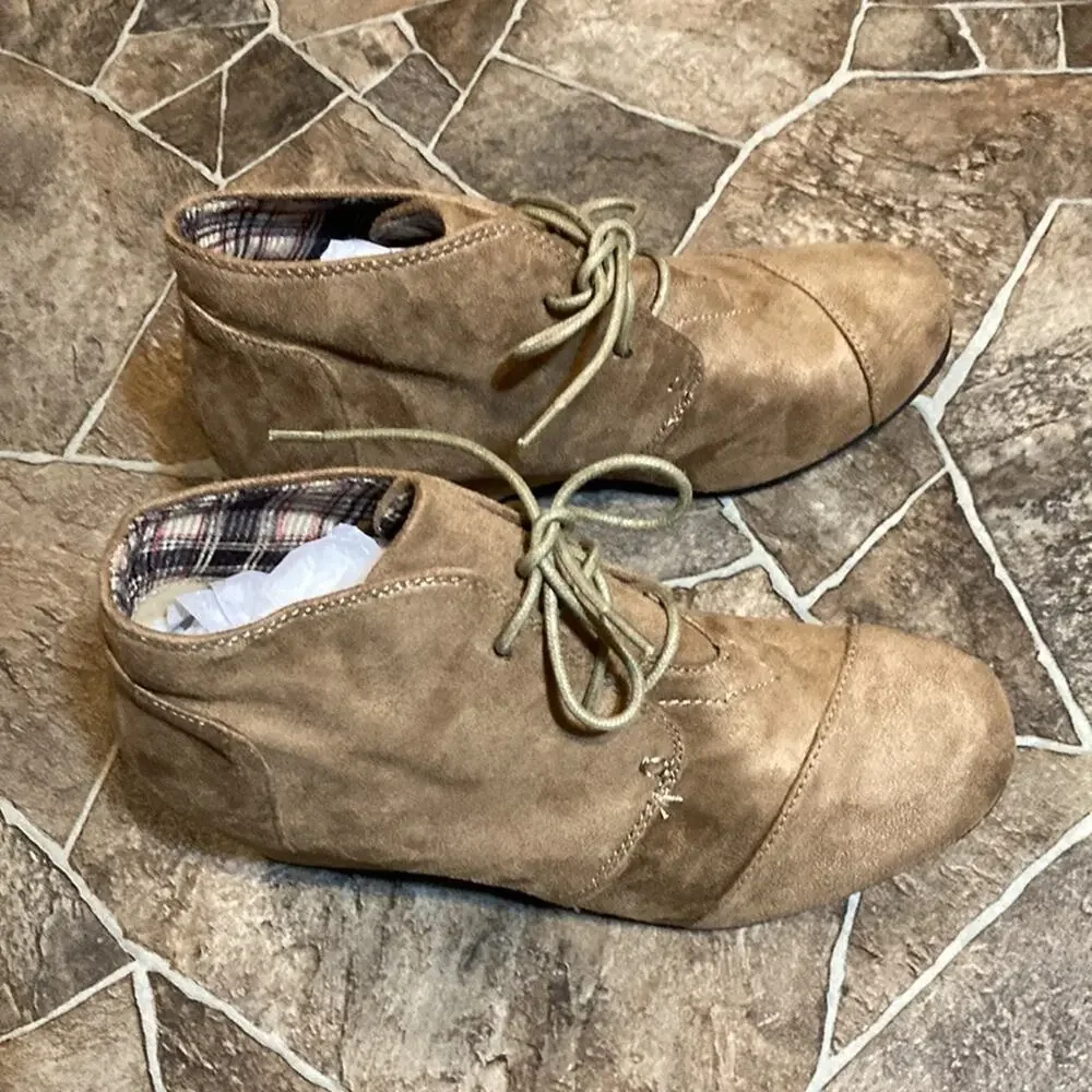 New Forever Womenβs Patricia Lace Up Faux Suede Ankle Wedge Booties Sz 8 - Picture 5 of 12